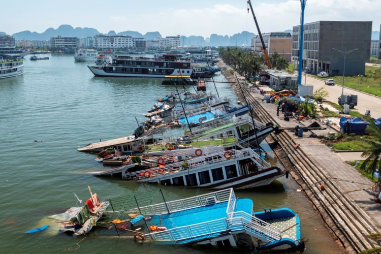 "Giải cứu" tàu du lịch sau khi cơn bão số 3 đi qua Quảng Ninh