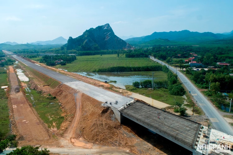 [Ảnh] Cao tốc Bắc - Nam phía Đông qua tỉnh Quảng Bình sau 20 tháng thi công