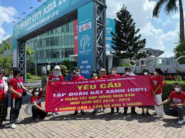 Hình ảnh đối lập tại lễ ra quân dự án The Privé của Tập đoàn Đất Xanh
