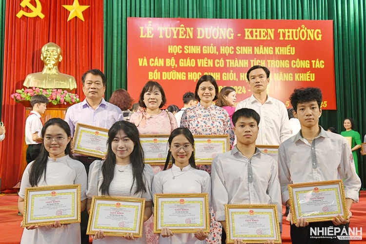 Quảng Bình: Huyện Lệ Thủy tuyên dương học sinh giỏi, học sinh năng khiếu năm học 2024 - 2025

