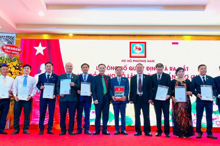 Lễ trao quyết định và ra mắt Hội đồng họ Hồ lâm thời thành phố Cần Thơ mớí