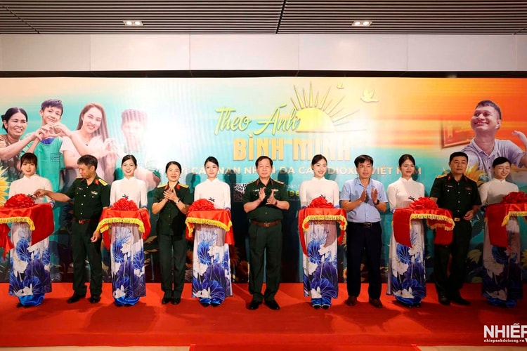 Khai mạc Triển lãm ảnh "Theo ánh bình minh" nhân kỷ niệm 64 năm Thảm họa da cam ở Việt Nam và Ngày Vì nạn nhân chất độc da cam 