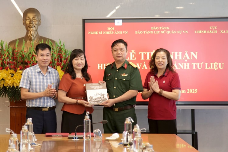 Hội Nghệ sĩ Nhiếp ảnh Việt Nam hiến tặng tư liệu giá trị cho Bảo tàng  Lịch sử Quân sự Việt Nam