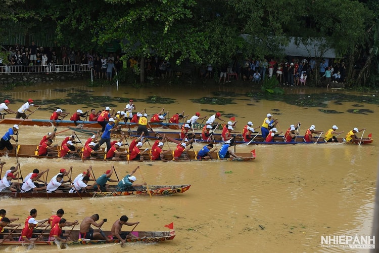 Sôi nổi lễ hội đua thuyền truyền thống trên sông Cẩm Lý