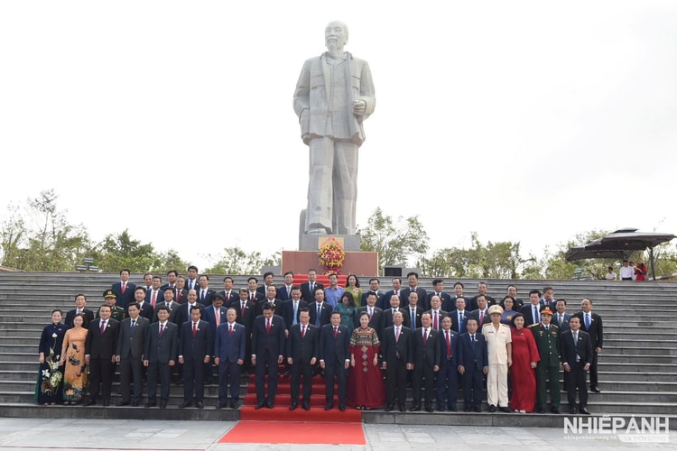 Đoàn đại biểu Đại hội Đảng bộ tỉnh Nghệ An lần thứ XX (nhiệm kỳ 2025-2030) Dâng hoa, báo công trước tượng đài Bác Hồ Quảng trường Hồ Chí Minh

