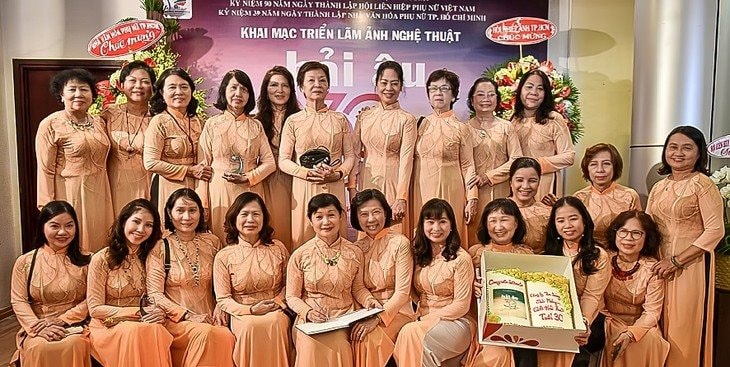 Hành trình 35 năm của những người phụ nữ cầm máy