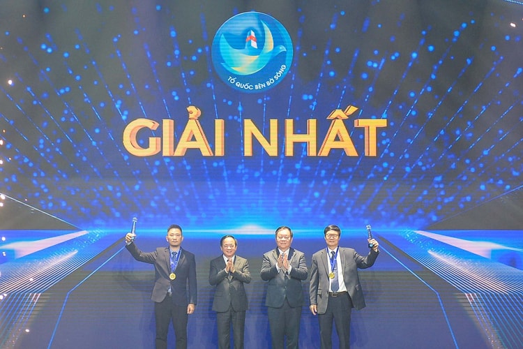 Trao giải Cuộc thi và Triển lãm ảnh nghệ thuật cấp Quốc gia Tổ quốc bên bờ sóng