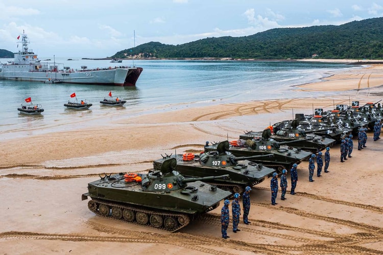 Khai mạc Triển lãm ảnh “Người chiến sĩ – Cùng một Hải quân nơi đầu sóng ngọn gió” tại Quảng Ninh