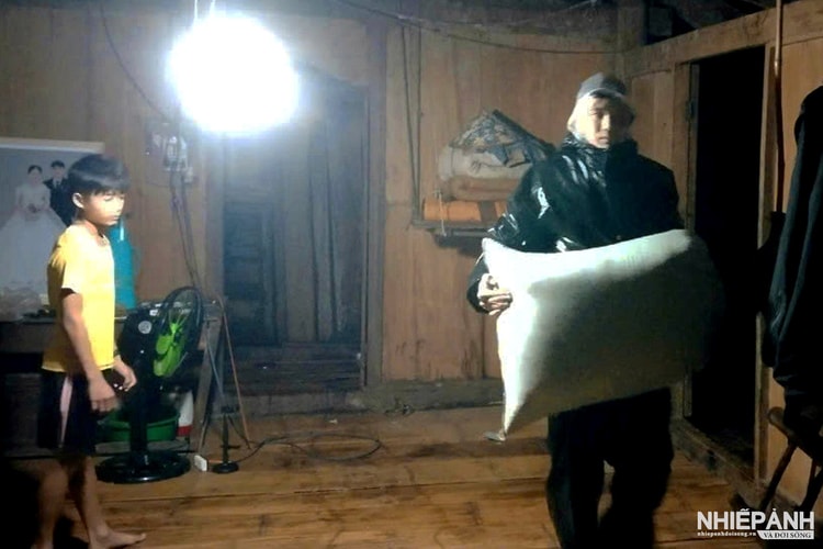 Hình ảnh Bộ đội biên phòng Quảng Trị di dời nhiều hộ dân khu vực biên giới mất an toàn do mưa lũ
