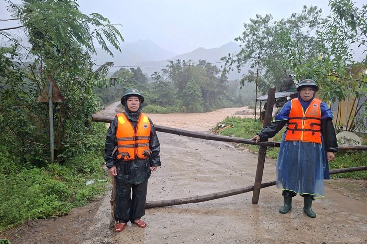 Hình ảnh mưa lũ dâng cao, nhiều khu vực biên giới Quảng Trị bị cô lập, BĐBP khẩn trương hỗ trợ Nhân dân