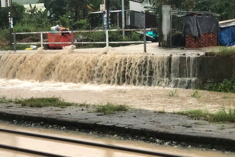 Đường sắt tạm ngừng chạy nhiều đoàn tàu do mưa lũ phức tạp tại Nam Trung Bộ