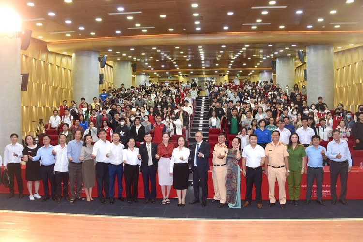 Đẩy mạnh tuyên truyền giao thông ở trường đại học