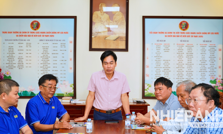 Tổng Biên tập Tạp chí Nhiếp ảnh và Đời sống, Hồ Sỹ Minh làm việc với Văn phòng đại diện tại Cần Thơ