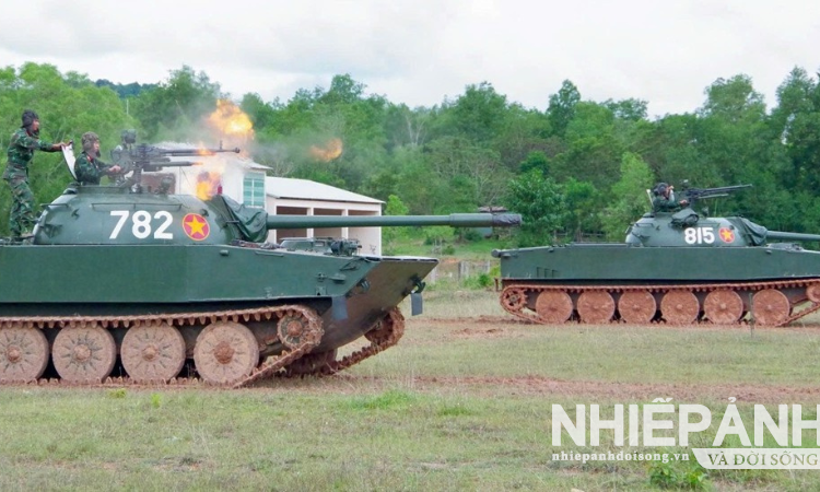 Quân khu 9: Lữ đoàn 950 tổ chức thực hành bắn trên xe tăng