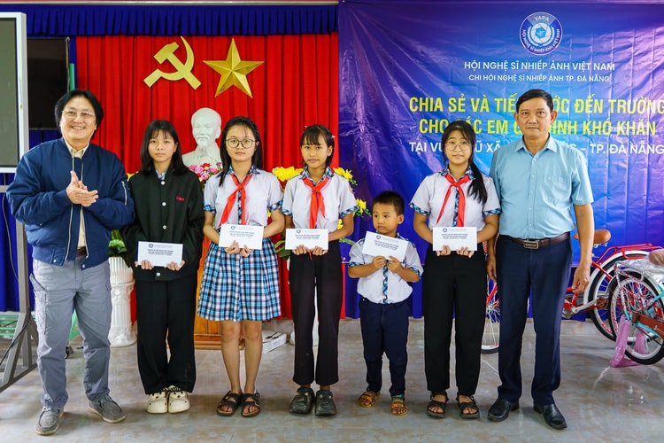 Chi hội NSNAVN TP. Đà Nẵng chia sẻ và tiếp bước đến trường cho các em gia đình khó khăn