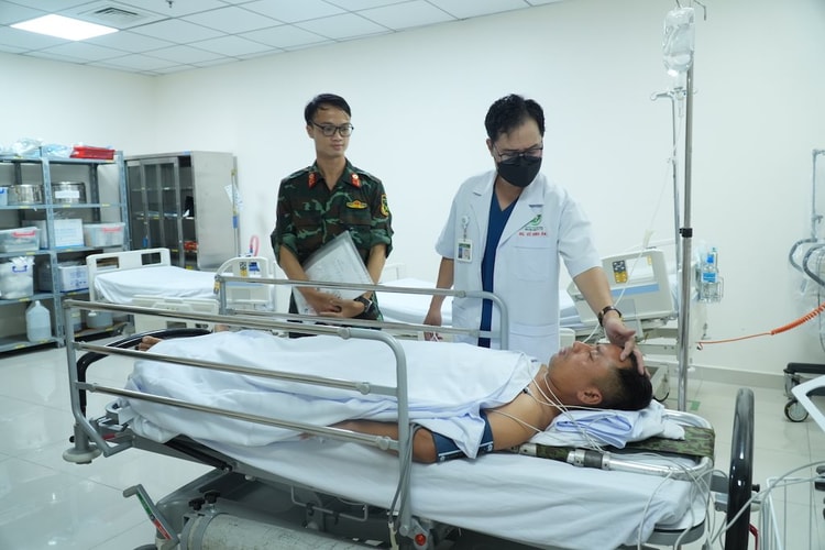 Ròng rã 14 giờ đưa hai bệnh nhân nguy kịch từ Trường Sa về đất liền 