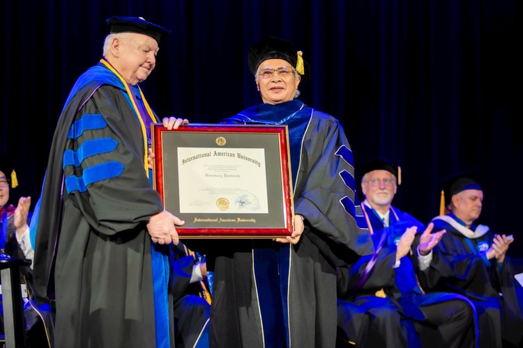 Từ Bác sĩ Quân y trở thành Giáo sư danh dự Quốc tế 