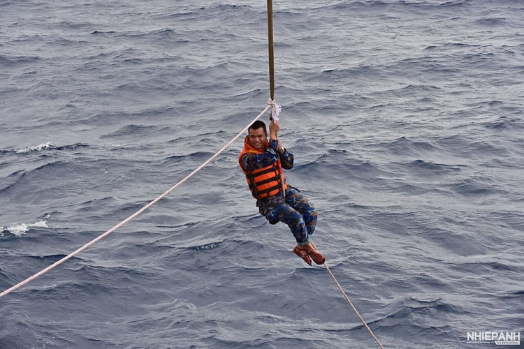 Hình ảnh những người lính trẻ bám trụ Nhà giàn DK1