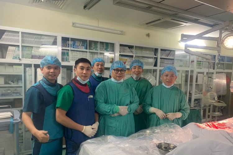 Cứu người phụ nữ mắc ống truyền hóa chất mắc trong tim