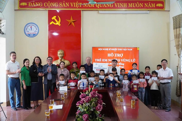 Hội Nghệ sĩ Nhiếp ảnh Việt Nam trao quà hỗ trợ học sinh Trường Tiểu học Thạch Giám 2, Nghệ An sau bão lũ