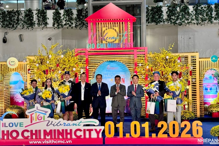 TP.HCM đón những vị khách quốc tế đầu tiên năm mới