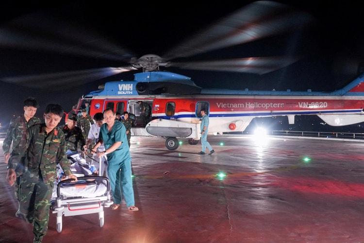 Cấp cứu ngư dân nguy kịch từ đảo Nam Yết về đất liền trong ngày đầu năm mới