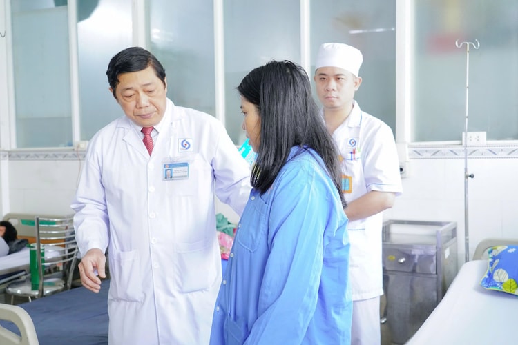 Thay khớp háng toàn phần cho bệnh nhân dị tật bẩm sinh 