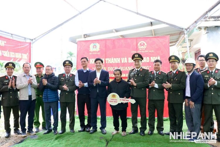 Quảng Ngãi: Bàn giao nhà cho người dân bị thiệt hại do mưa lũ