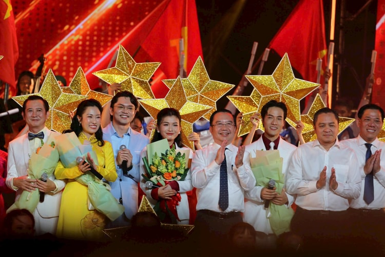 “Ánh sáng niềm tin và khát vọng” thắp sáng đêm nghệ thuật chào mừng Đại hội XIV của Đảng