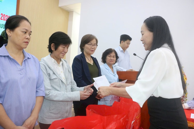 TP.HCM chi gần 340 tỷ đồng chăm lo người có công dịp Tết