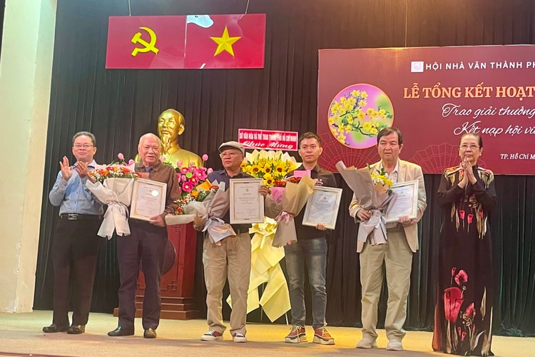 Hội Nhà văn TP.HCM tổng kết hoạt động, trao Giải thưởng Văn học 2025 