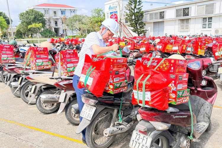 Quảng Trị: Gần ngàn suất quà Tết ấm lòng người lao động tại Xí nghiệp May Hà Quảng

