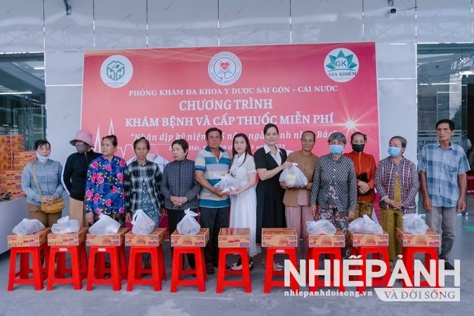 Tạp chí Nhiếp ảnh và Đời sống cùng Phòng khám Đa khoa Sài Gòn – Duyên Hải tặng quà Tết cho hộ khó khăn