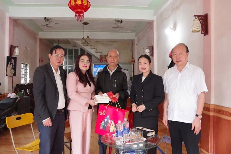 Mang Xuân ấm đến giáo viên, học sinh khó khăn Quảng Trị