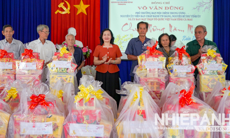 Chủ tịch Hội NSNA Việt Nam Trần Thị Thu Đông tặng quà Tết cho bà con nghèo