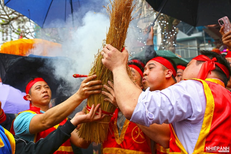 Đầu Xuân trảy hội làng Thị Cấm, vui kéo lửa - thổi cơm