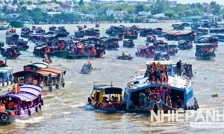 Cần Thơ: Hàng ngàn người ra sông cầu an đầu năm mới