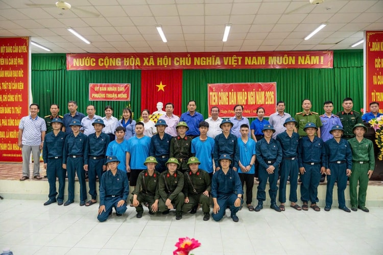 Chi đoàn VKSND Khu vực 4 phối hợp Đoàn phường Thuận Hưng trao quà, động viên thanh niên lên đường nhập ngũ năm 2026