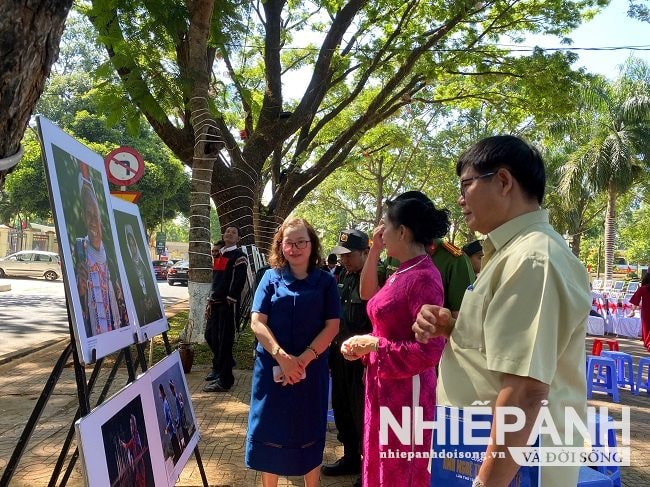 Khai mạc triển lãm ảnh nghệ thuật “Sắc màu các dân tộc Việt Nam”