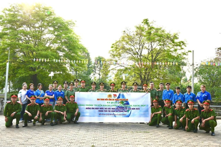 Công an thành phố Cần Thơ ra quân thực hiện công trình “Tuyến rạch - Công viên xanh, sạch, đẹp”