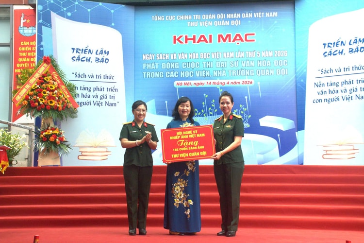 Thư viện Quân đội tiếp nhận 192 cuốn sách ảnh từ Hội Nghệ sĩ Nhiếp ảnh Việt Nam