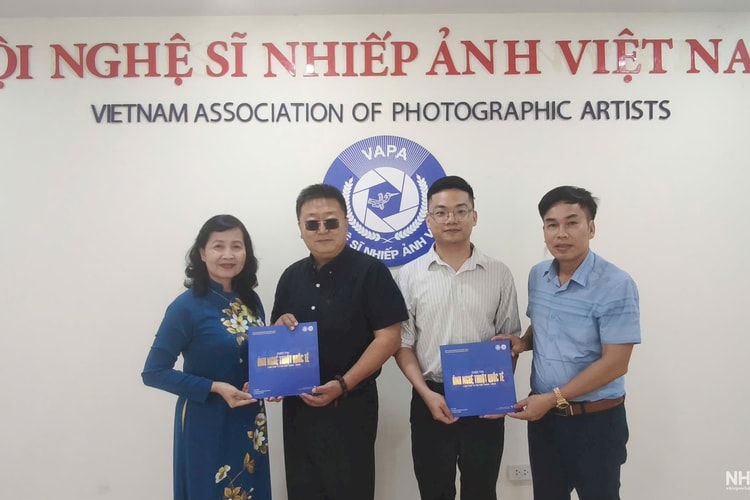 Lãnh đạo Hội Nghệ sĩ Nhiếp ảnh Việt Nam làm việc với Giáo sư Trịnh Nghị (Trung Quốc)