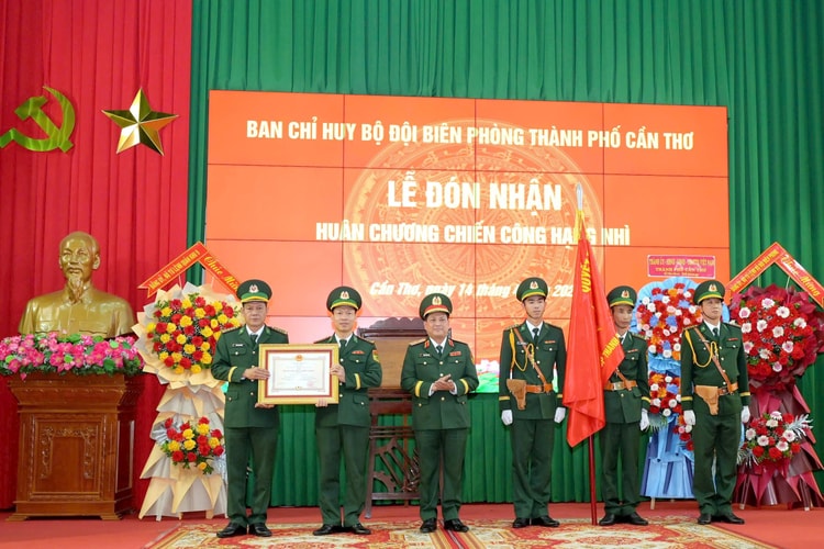 Bộ đội Biên phòng thành phố Cần Thơ đón nhận Huân chương chiến công hạng nhì 