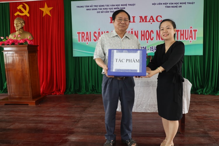 DẤU ẤN  CỦA CÁC VĂN NGHỆ SĨ HỘI LHVHNT NGHỆ AN
TẠI TRẠI SÁNG TÁC VHNT KHU VỰC PHÍA NAM TẠI CẦN THƠ
