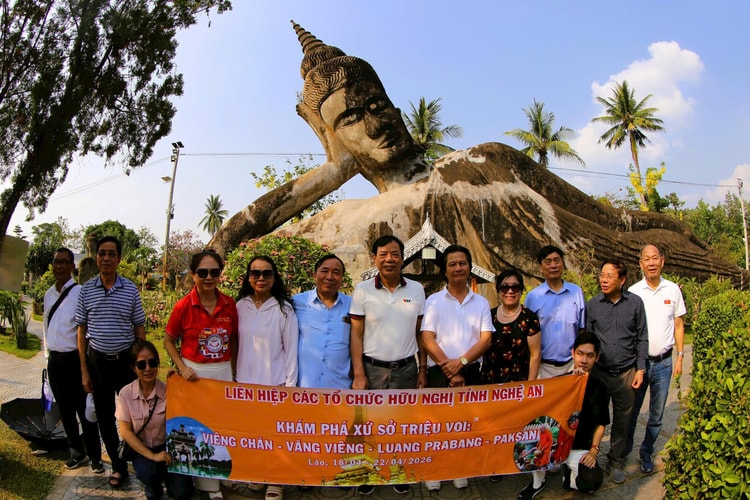 Liên hiệp Các tổ chức hữu nghị tỉnh Nghệ An 
thăm làm việc với Việt kiều tại thủ đô Vientiane (Lào)
