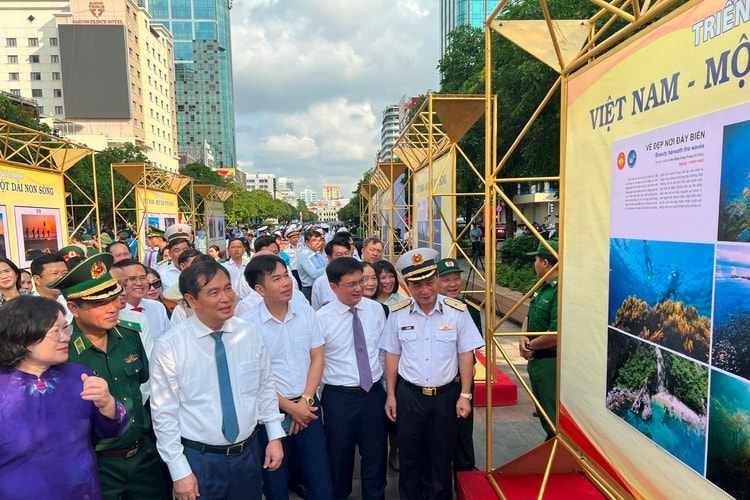 Khai mạc Triển lãm ảnh “Việt Nam - Một dải non sông”; “Thành phố Hồ Chí Minh vang mãi khúc khải hoàn”