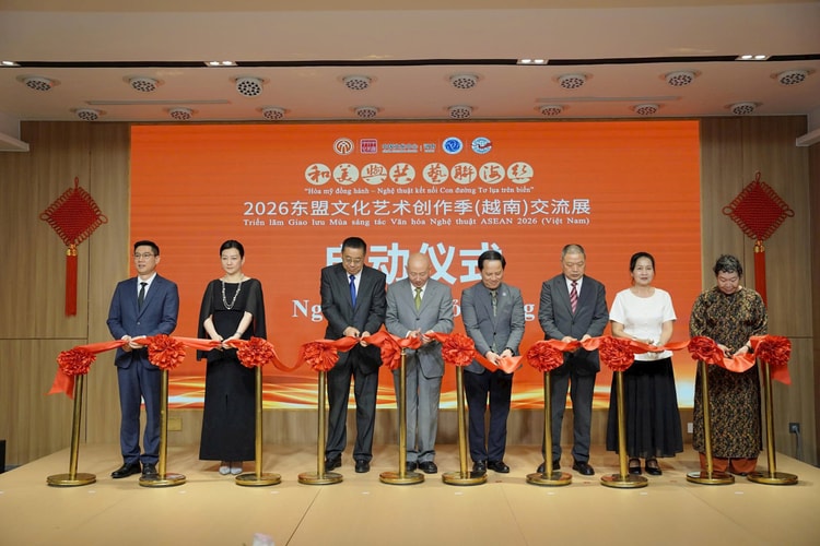 Khai mạc triển lãm giao lưu nghệ thuật kết nối Con đường Tơ lụa trên biển tại Hà Nội