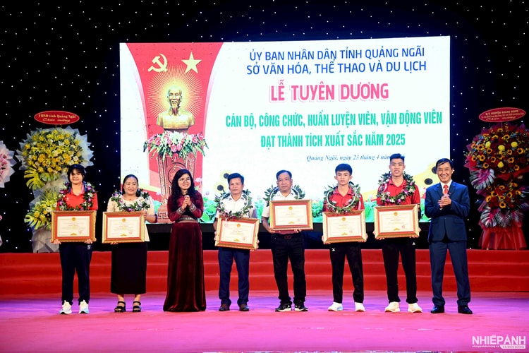 Quảng Ngãi: Tuyên dương cán bộ, công chức, huấn luyện viên và vận động viên trong năm 2025