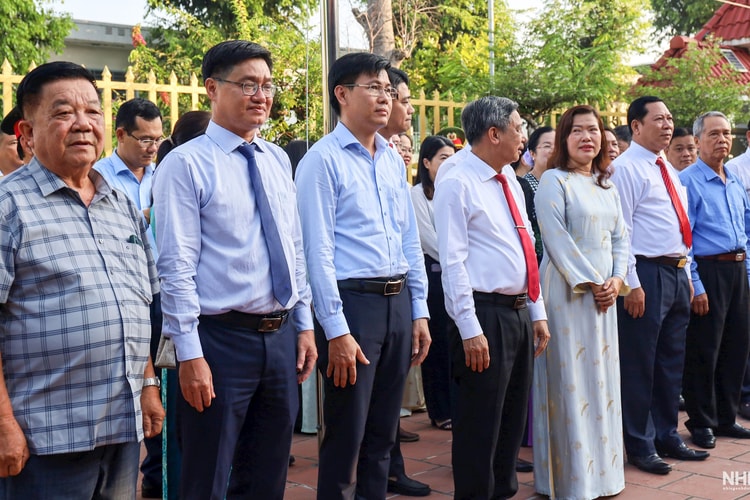 Lãnh đạo thành phố Cần Thơ viếng Đền thờ anh hùng liệt sỹ Trung đoàn 1 U Minh