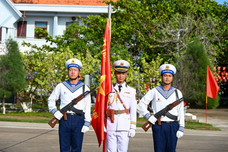 Thiêng liêng Lễ chào cờ và duyệt đội ngũ trên đảo Trường Sa